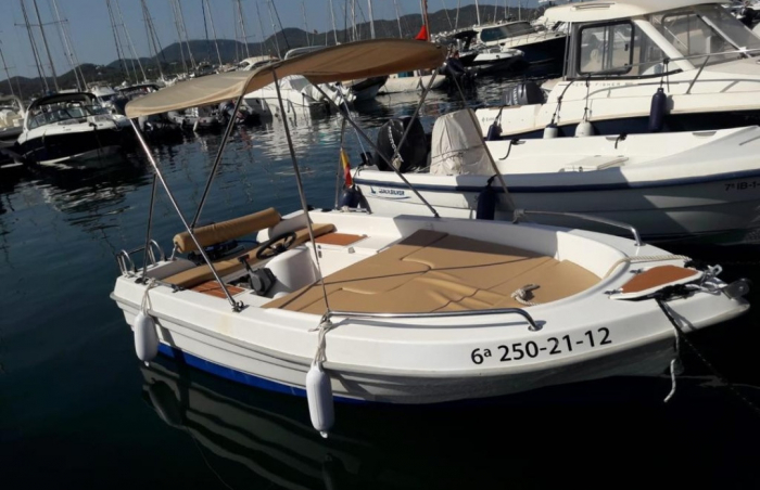 RENT A BOAT WITHOUT LICENCE IN IBIZA (5 PAX)